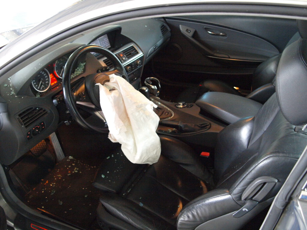 Gutachten Unfall BMW 645 CI Seitenschaden Airbag ausgeloest und Glasscherben im Innenraum