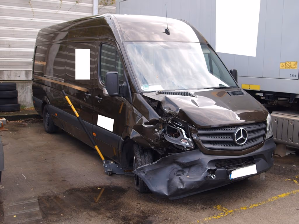 Gutachten Unfallschaden Transporter Mercedes-Benz Sprinter Übersicht vorne rechts CPI Kfz-Sachverständige GmbH