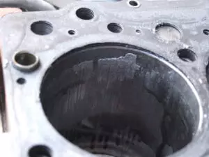 Motorschaden, abgeschmolzenes Aluminium des Kolbens an der Zylinderwand des Motors