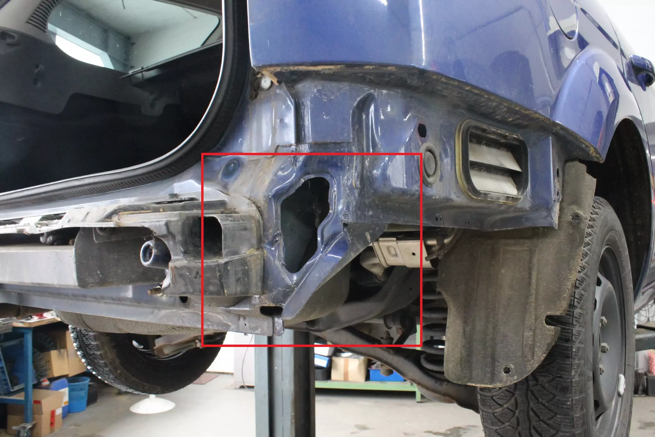 Unfallschaden Ecke hinten rechts, Prüfung verdeckter Karosserieteile, Heckverkleidung abgebaut, Heckblech verformt - cpi-sv.de